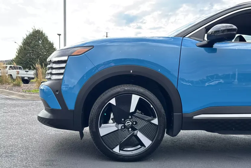 2025 Nissan Kicks SR photo 1