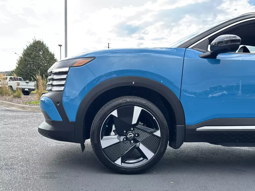 2025 Nissan Kicks SR photo 1