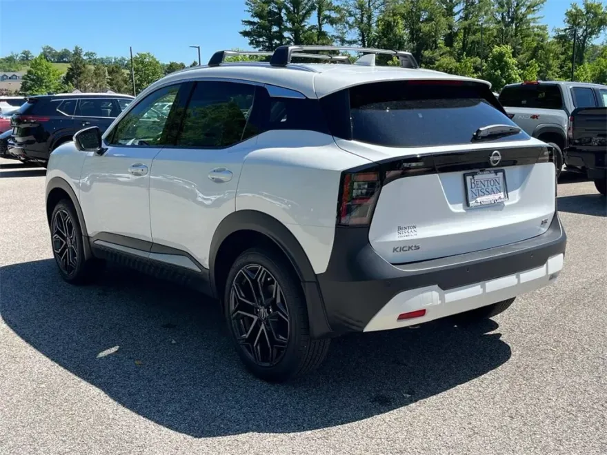 2025 Nissan Kicks SR photo 1