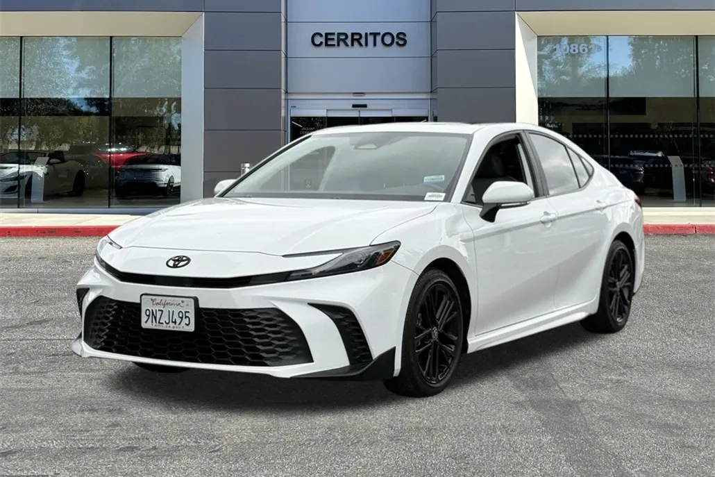 2025 Toyota Camry SE photo 1