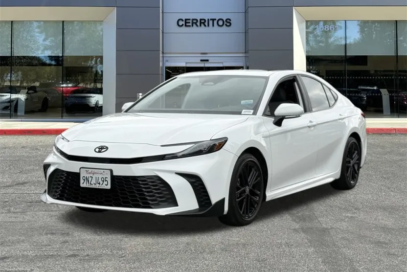 2025 Toyota Camry SE photo 1