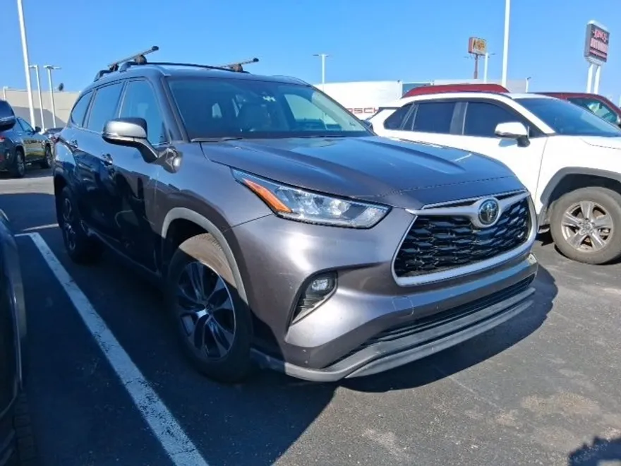2020 Toyota Highlander XLE photo 1