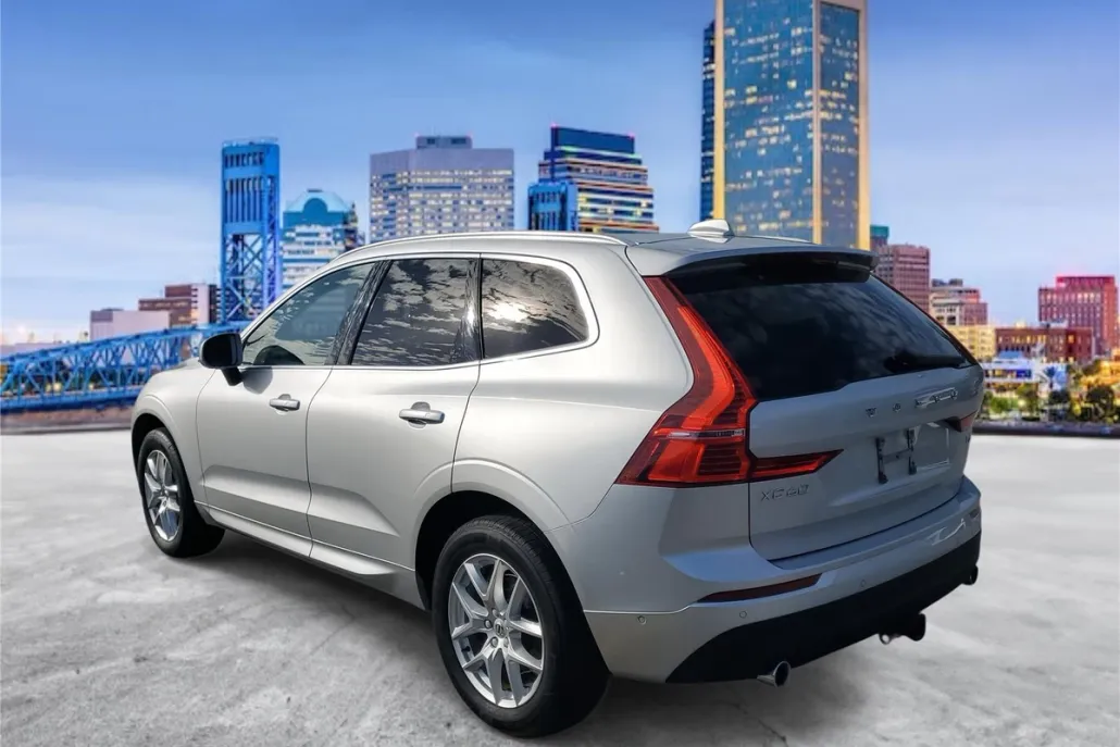 2019 Volvo XC60 Momentum photo 1