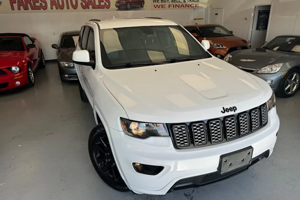 2017 Jeep Grand Cherokee Altitude photo 1