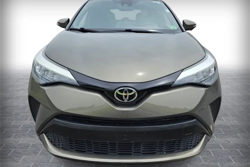 2021 Toyota C-HR XLE photo 1