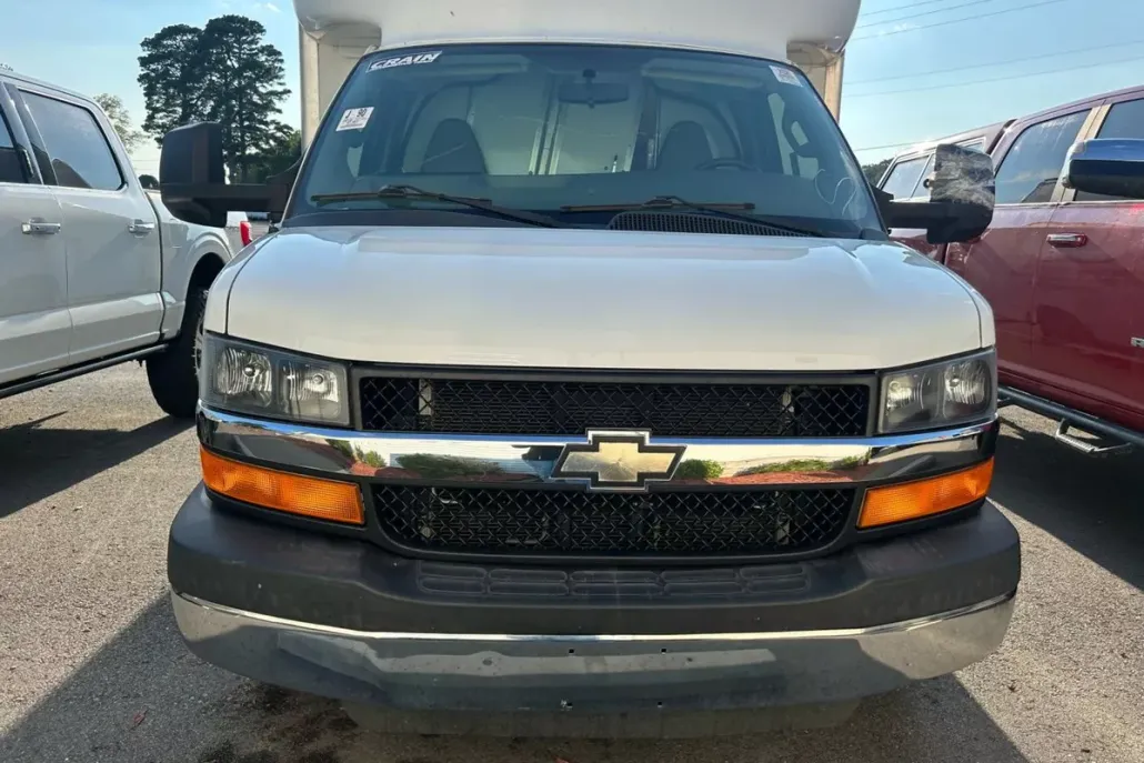2016 Chevrolet Express Cutaway Van photo 1