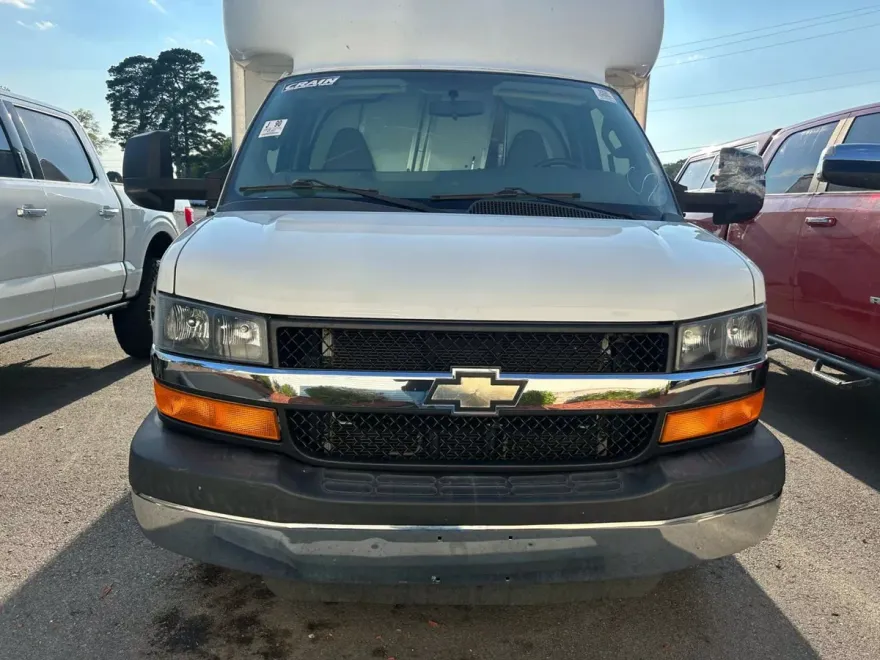 2016 Chevrolet Express Cutaway Van photo 1