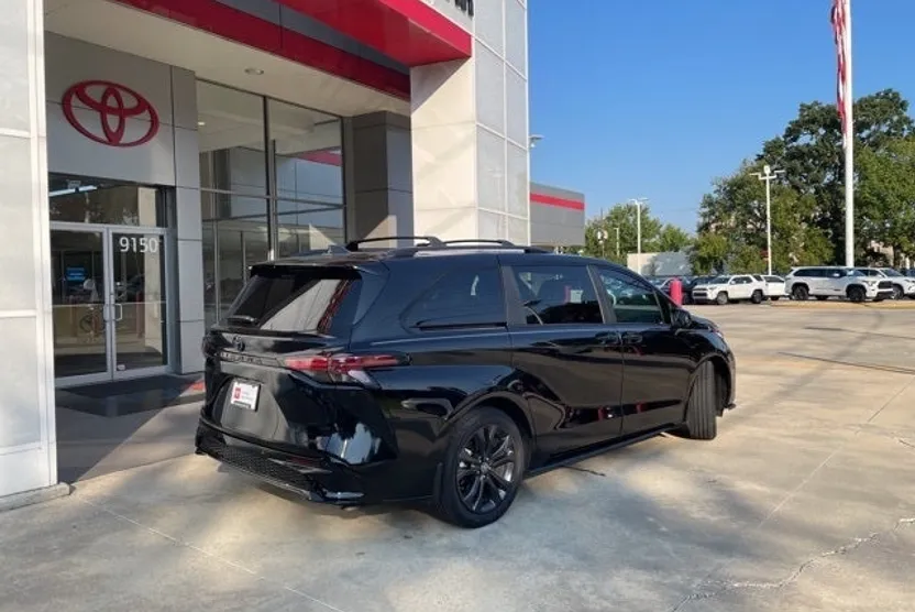 2025 Toyota Sienna XSE photo 1