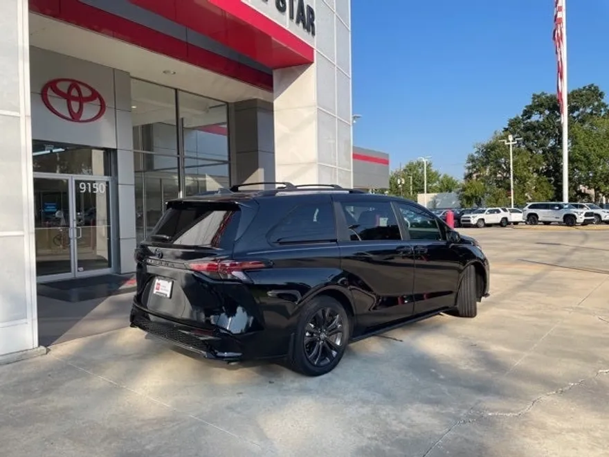 2025 Toyota Sienna XSE photo 1