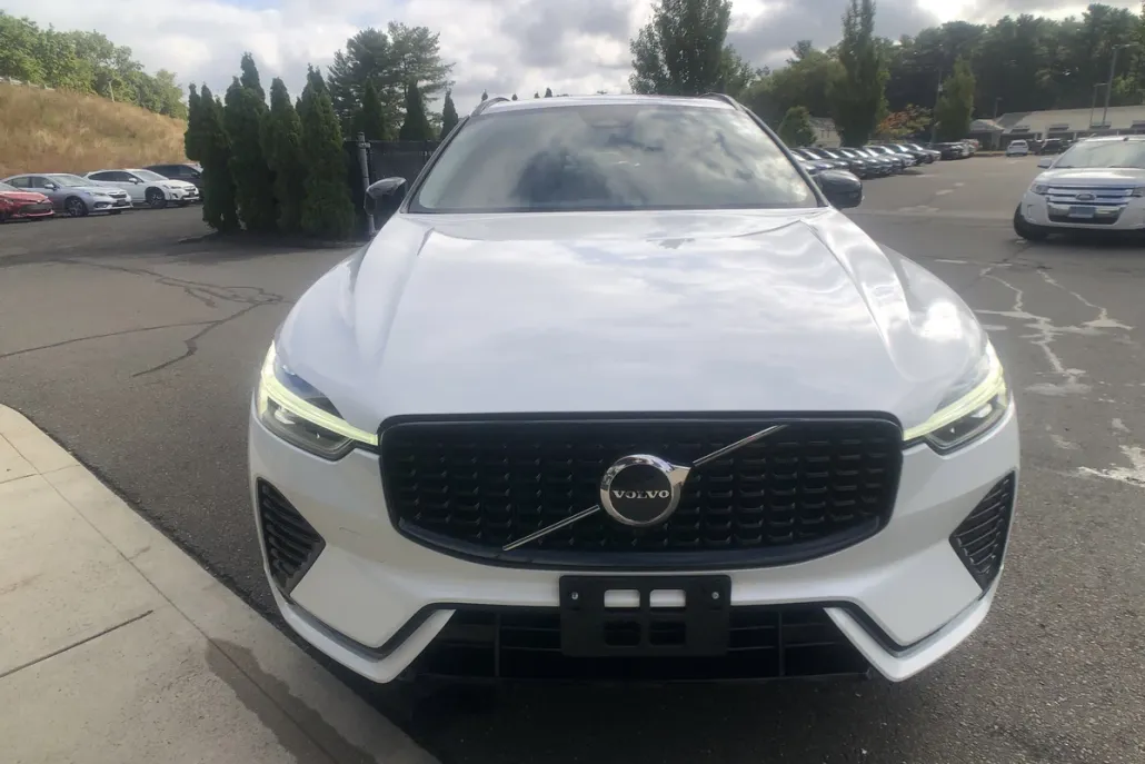 2025 Volvo XC60 B5 Core photo 1