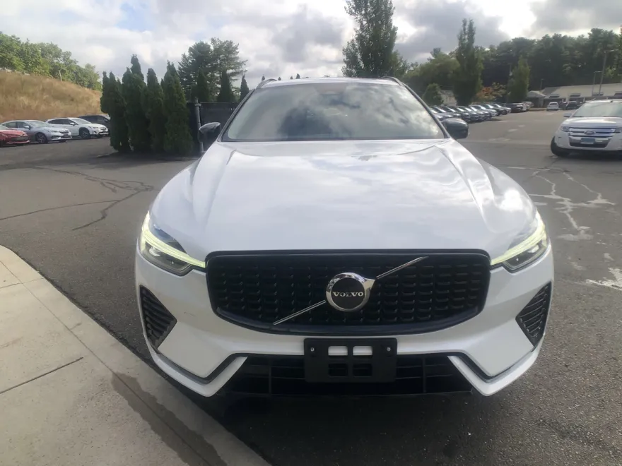 2025 Volvo XC60 B5 Core photo 1