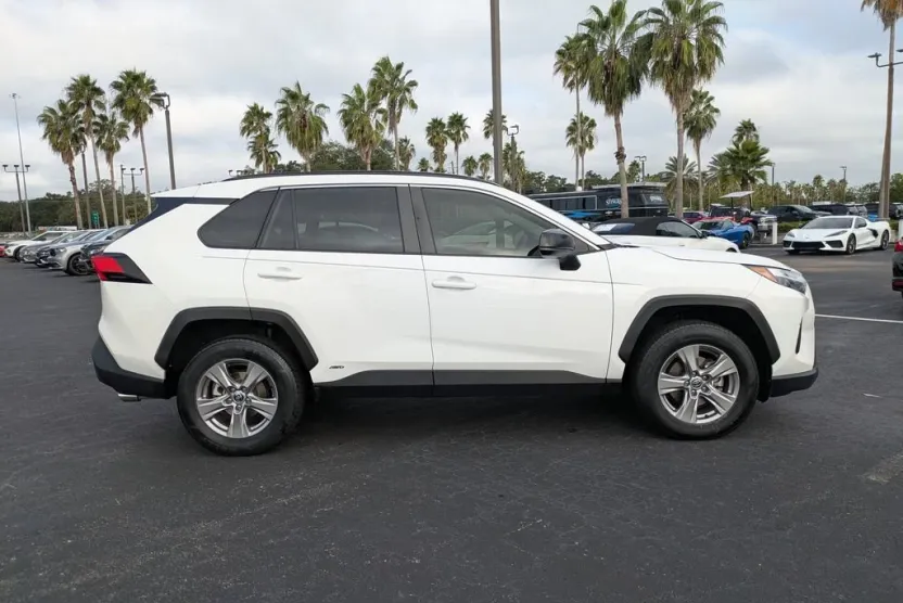 2023 Toyota RAV4 LE photo 1