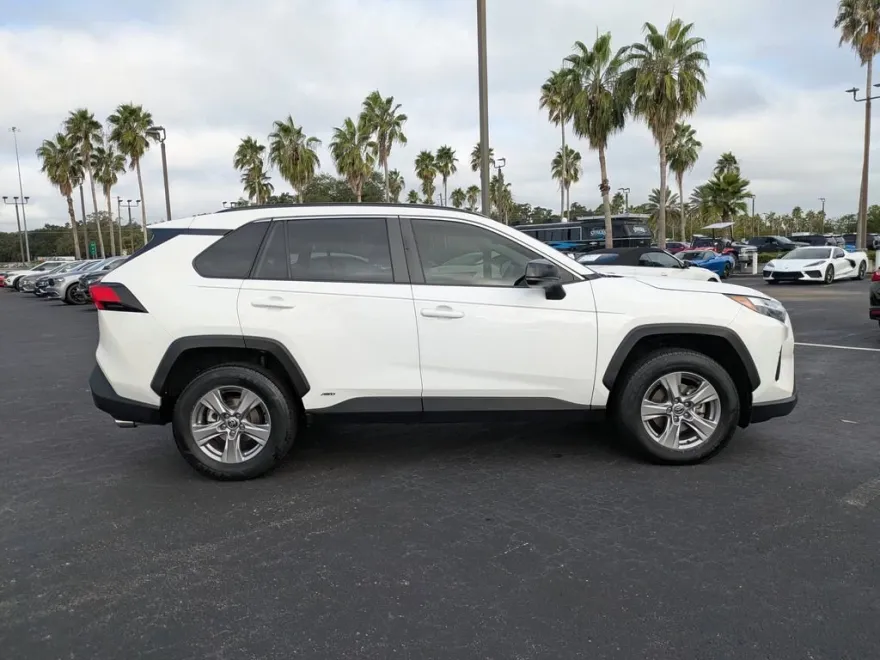 2023 Toyota RAV4 LE photo 1