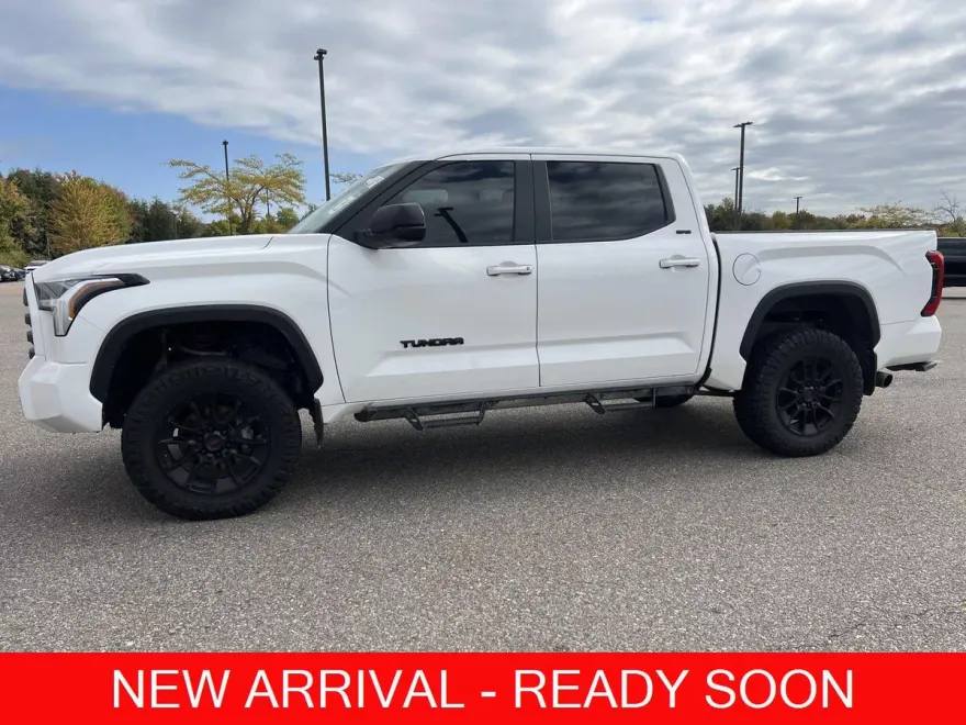 2024 Toyota Tundra SR5 photo 1