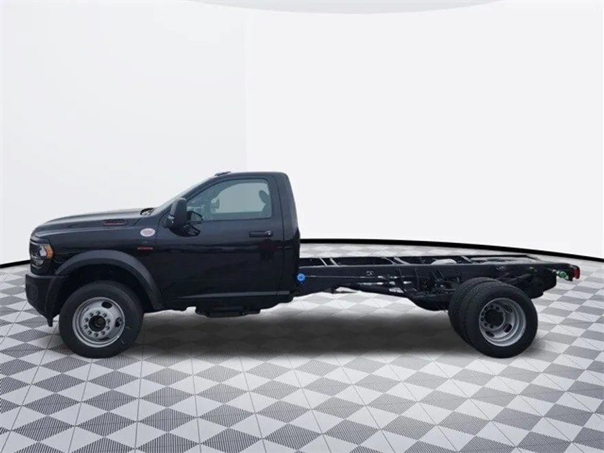2024 Ram 5500 Tradesman SLT photo 2