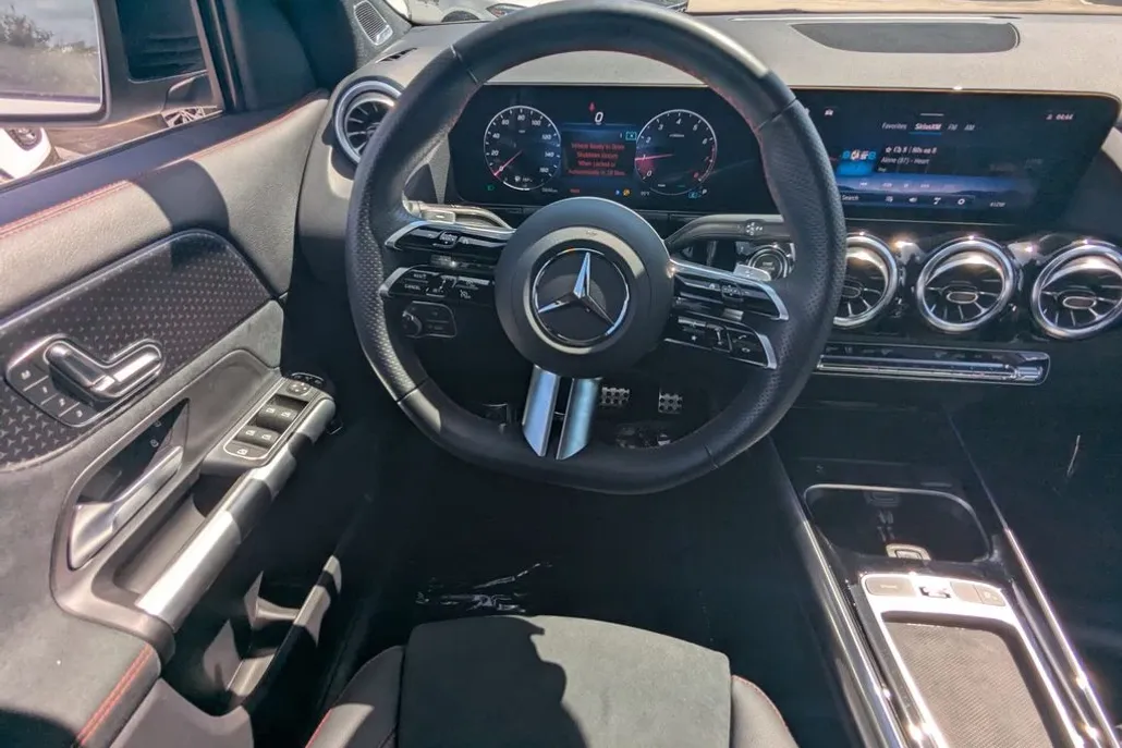 2023 Mercedes Benz GLB 250 photo 1