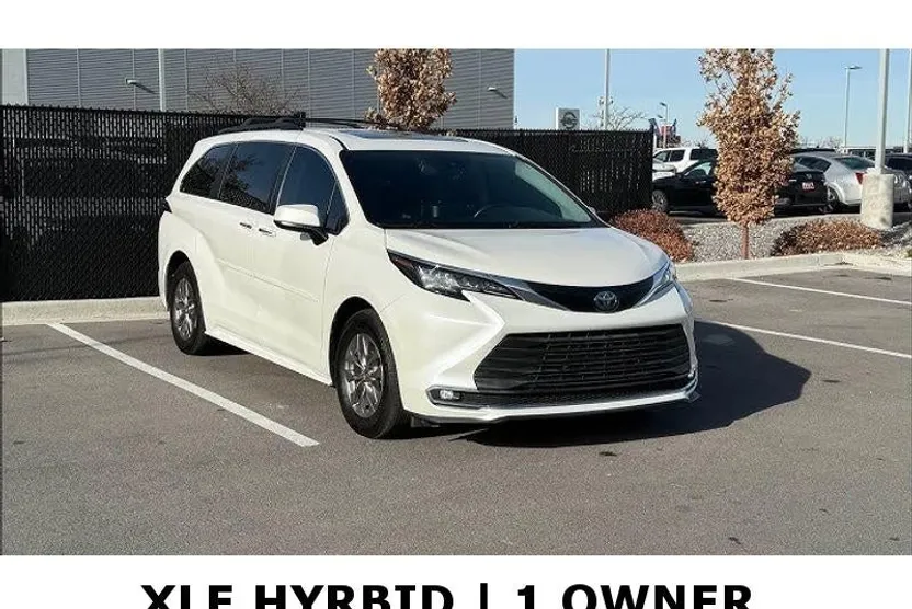 2021 Toyota Sienna XLE photo 1