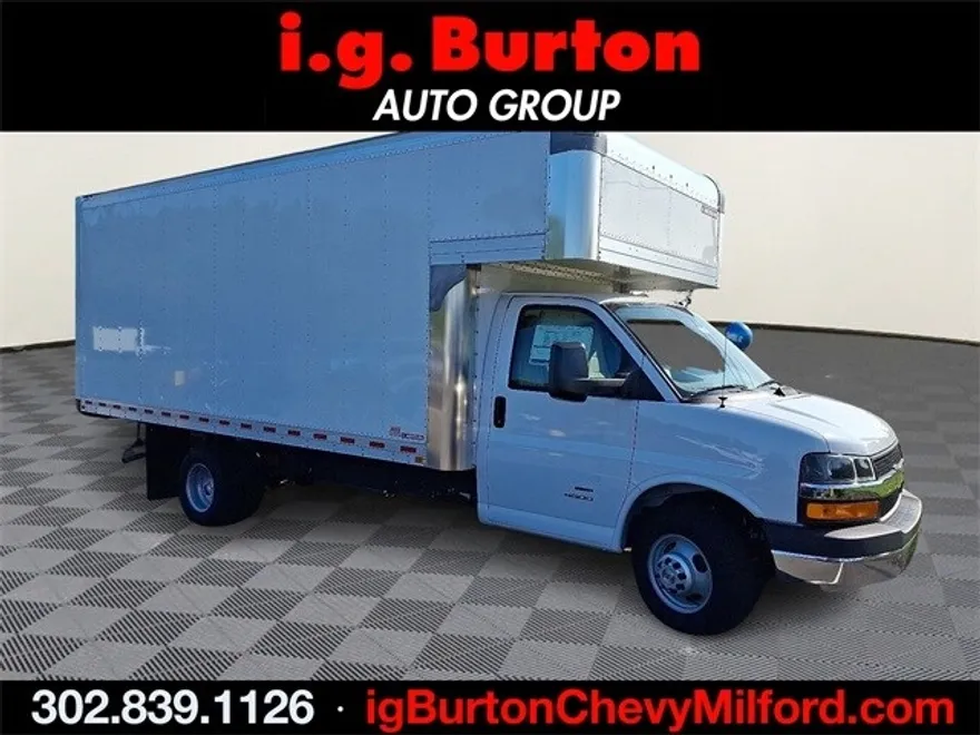 2024 Chevrolet Express Cutaway Base photo 1