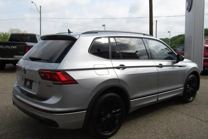 2022 Volkswagen Tiguan SE R-Line Black photo 1