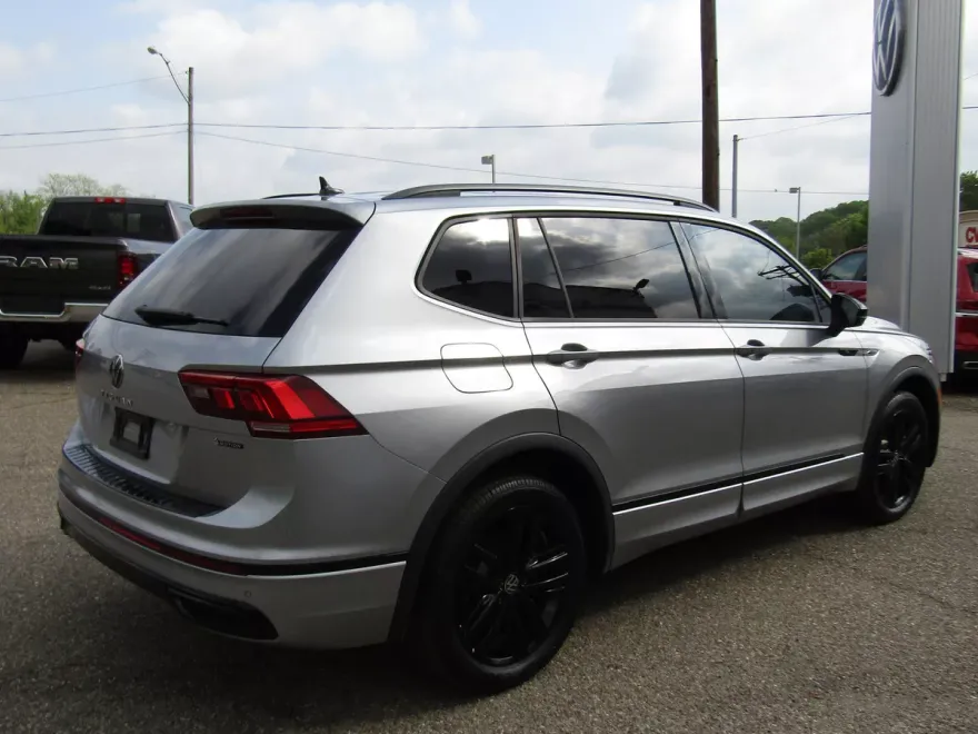 2022 Volkswagen Tiguan SE R-Line Black photo 1