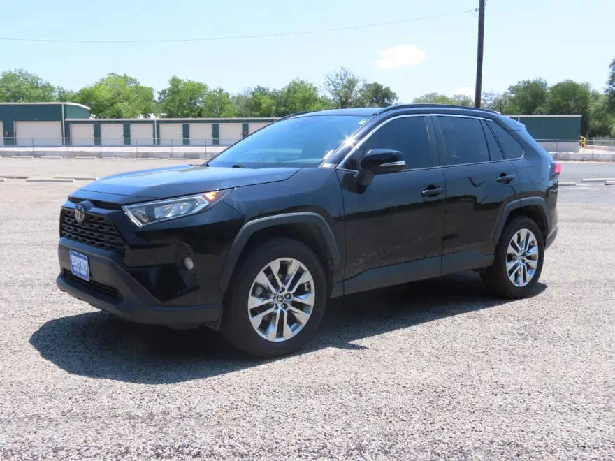 2021 Toyota RAV4 XLE Premium photo 1