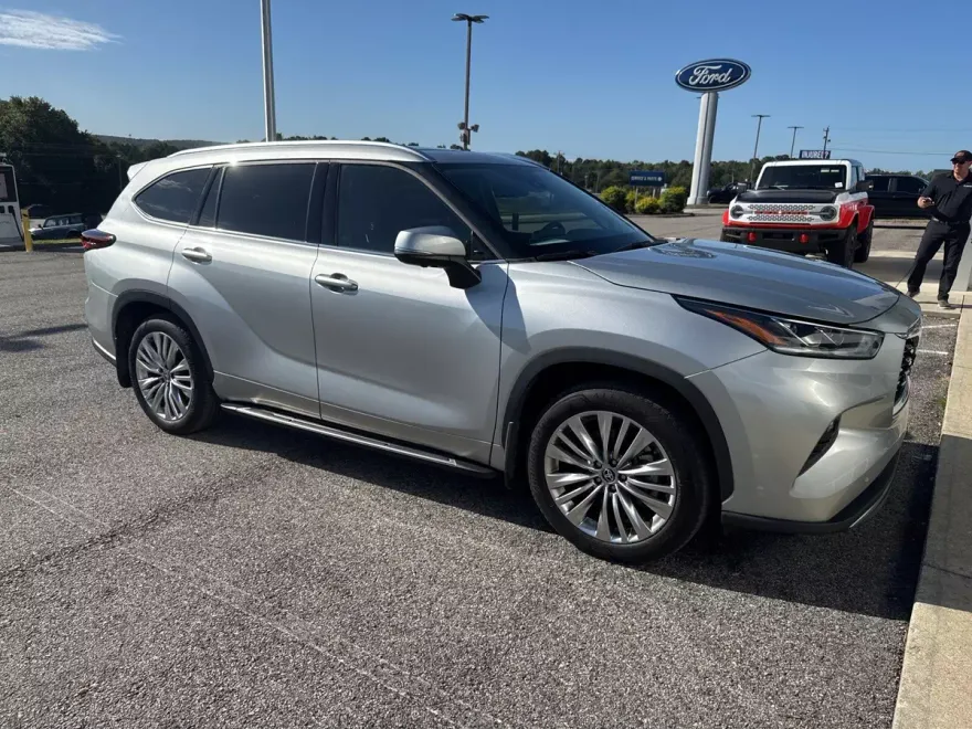 2024 Toyota Highlander LE photo 1