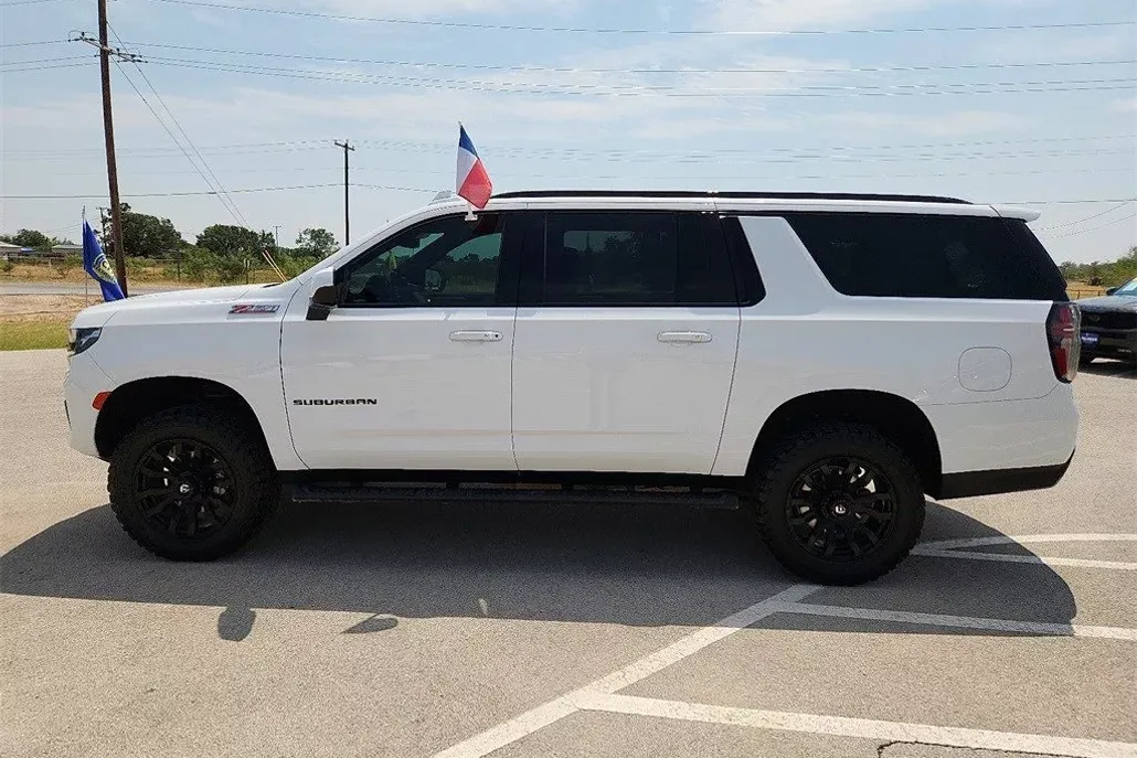 2023 Chevrolet Suburban Z71 photo 1