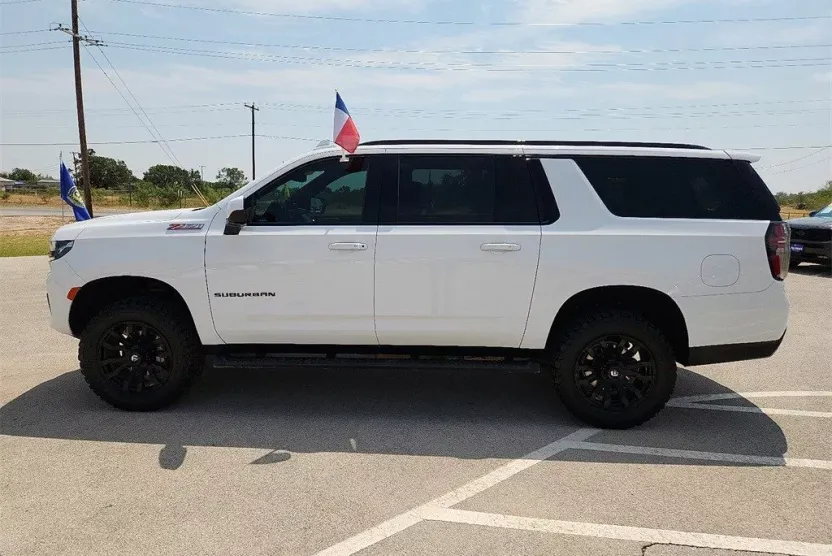 2023 Chevrolet Suburban Z71 photo 1