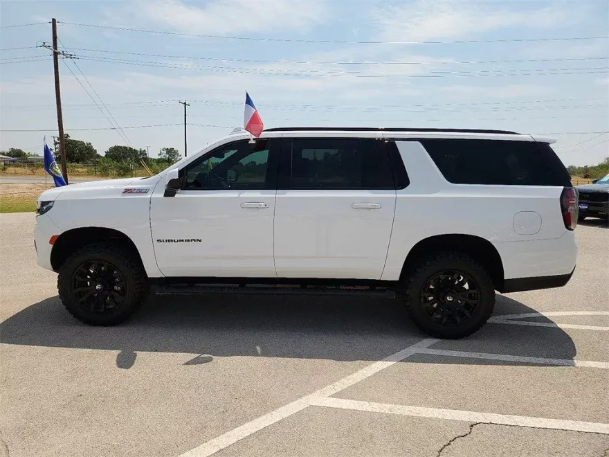 2023 Chevrolet Suburban Z71 photo 1
