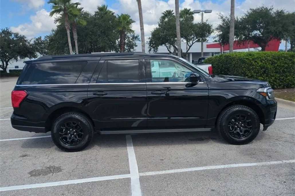 2023 Ford Expedition MAX XL photo 1