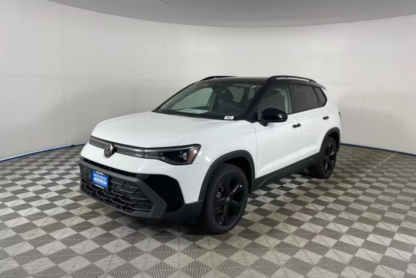 2025 Volkswagen Taos SE photo 1