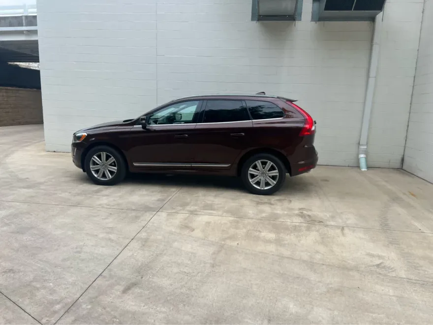 2017 Volvo XC60 T5 Inscription photo 1