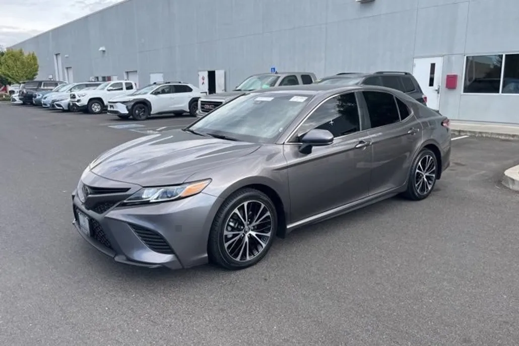2020 Toyota Camry SE photo 1
