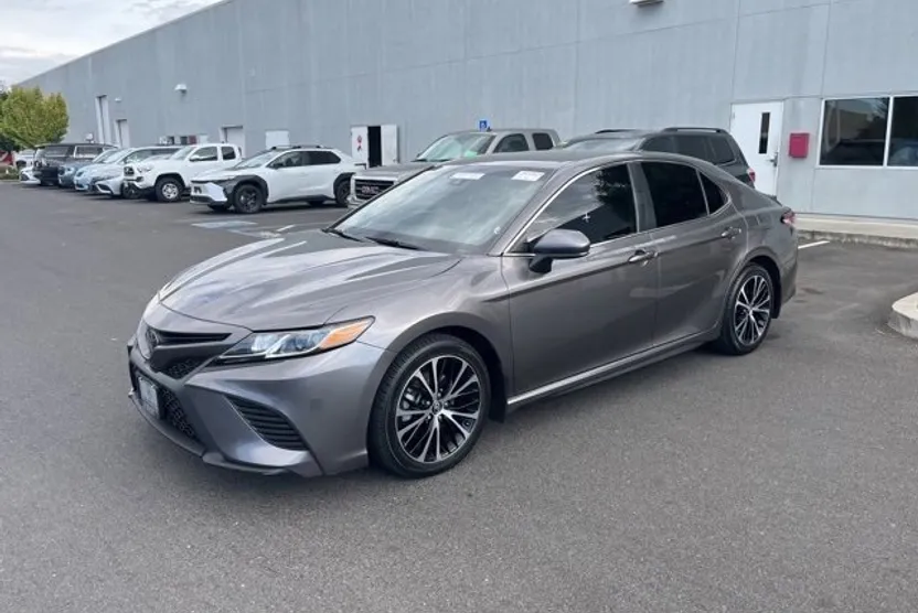2020 Toyota Camry SE photo 1