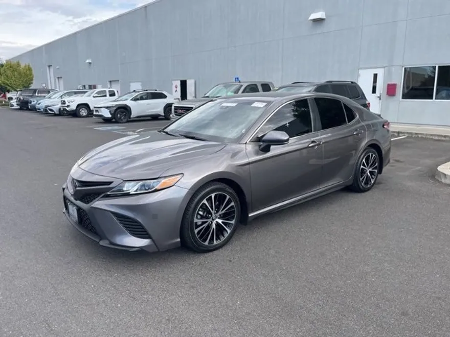 2020 Toyota Camry SE photo 1