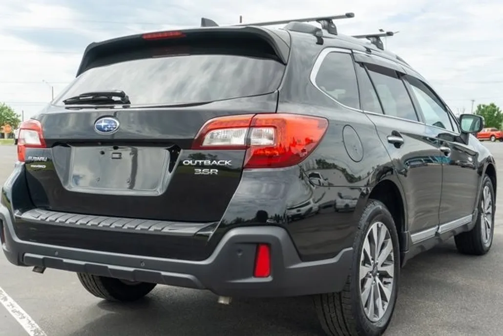 2019 Subaru Outback 3.6R Touring photo 1
