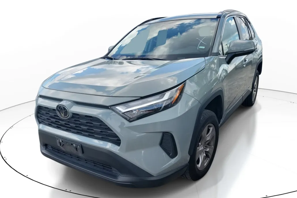 2023 Toyota RAV4 XLE photo 1