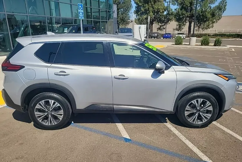 2021 Nissan Rogue SV photo 1