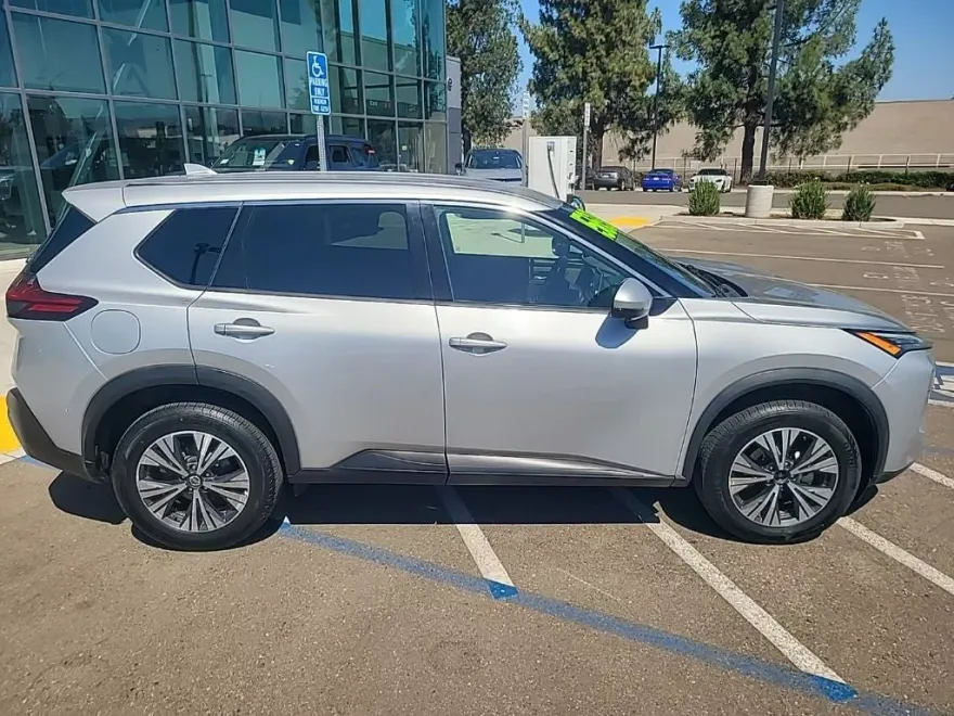 2021 Nissan Rogue SV photo 1
