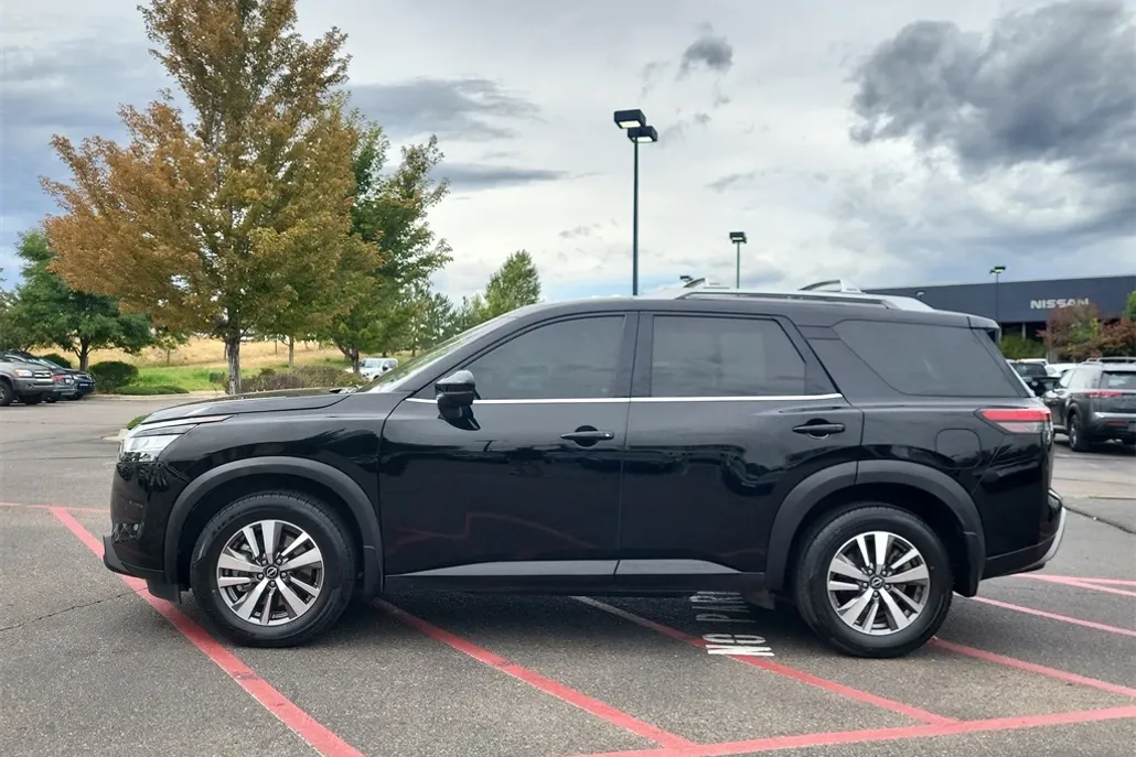2023 Nissan Pathfinder SL photo 1
