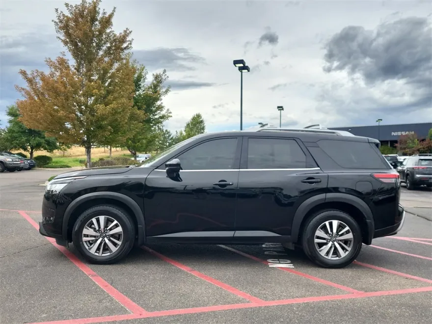 2023 Nissan Pathfinder SL photo 1