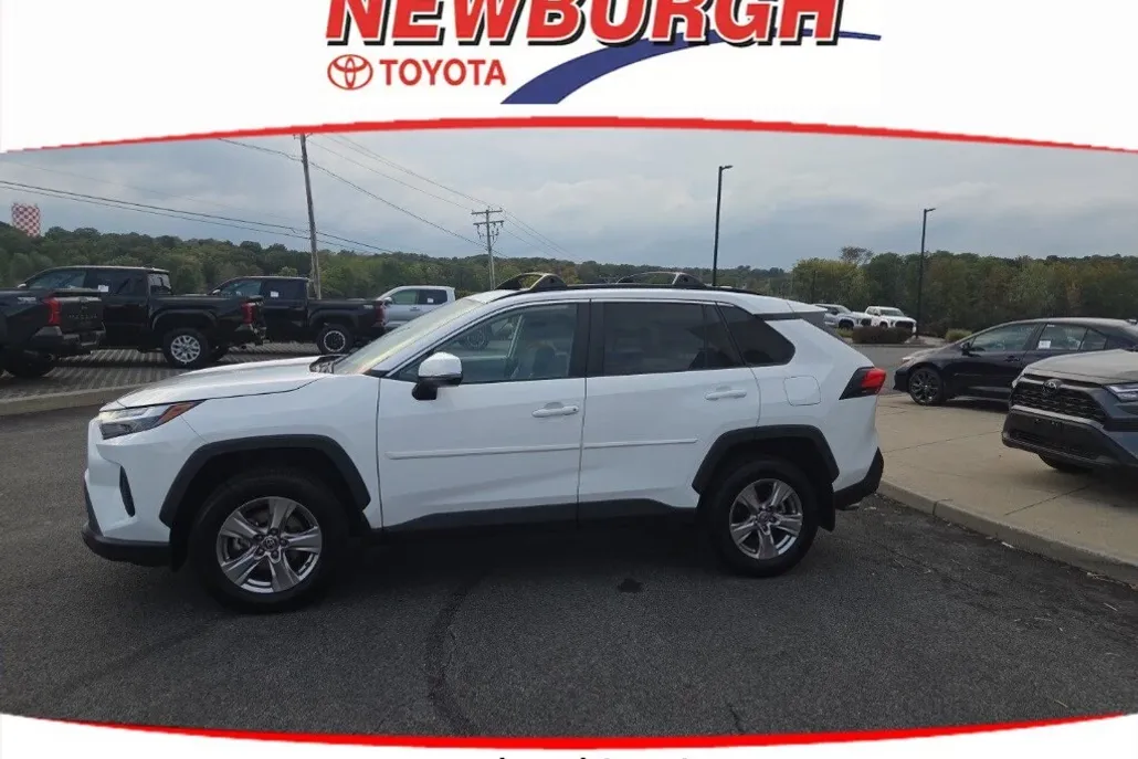 2022 Toyota RAV4 XLE photo 1