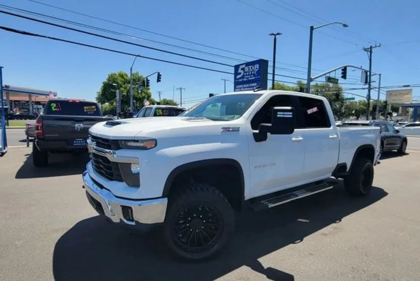2015 Toyota Tundra CrewMax SR5 photo 1