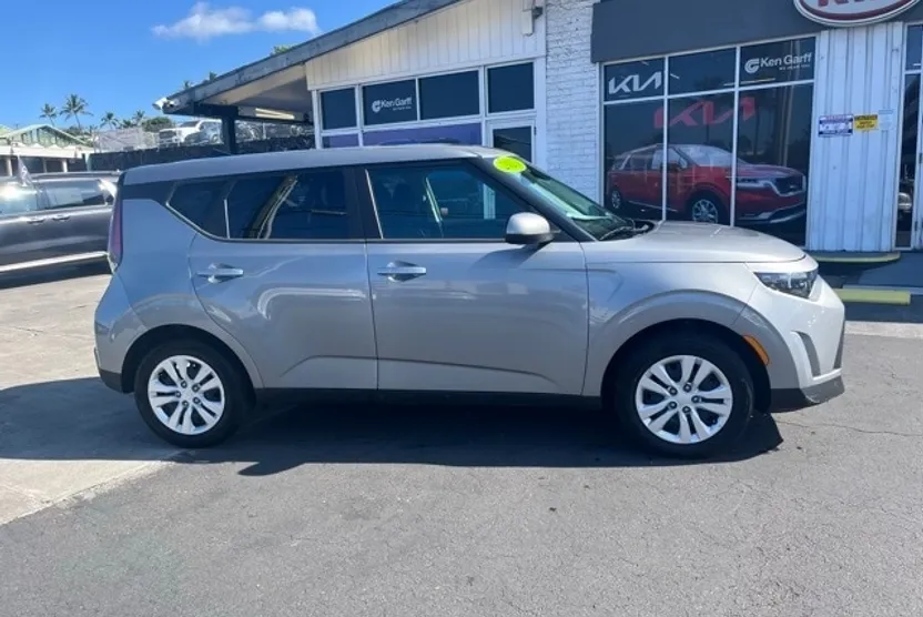 2023 Kia Soul LX photo 1