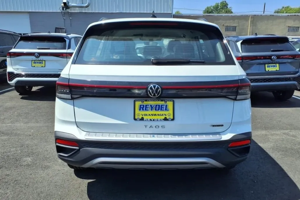 2025 Volkswagen Taos S photo 1