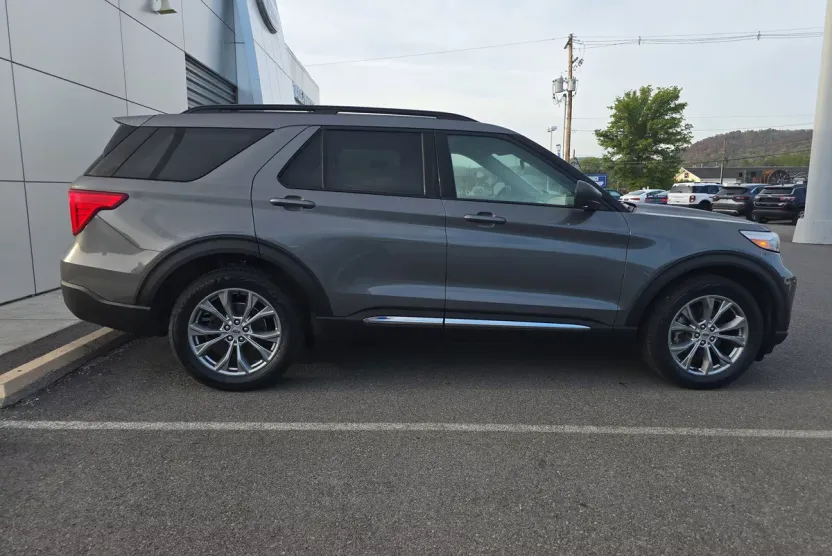 2022 Ford Explorer XLT photo 1