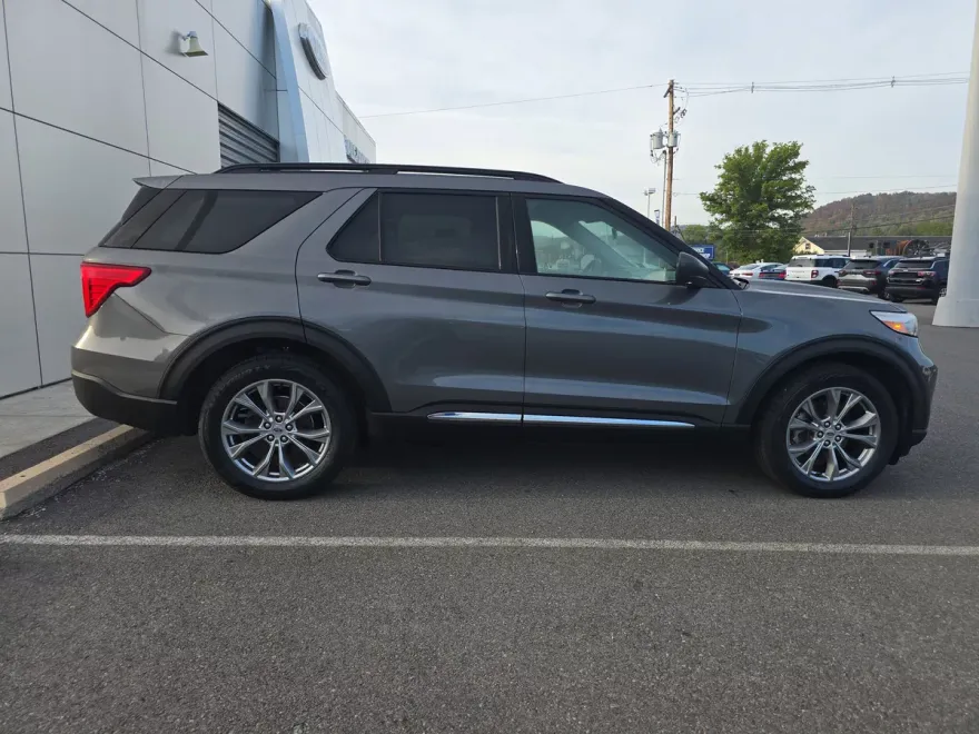 2022 Ford Explorer XLT photo 1