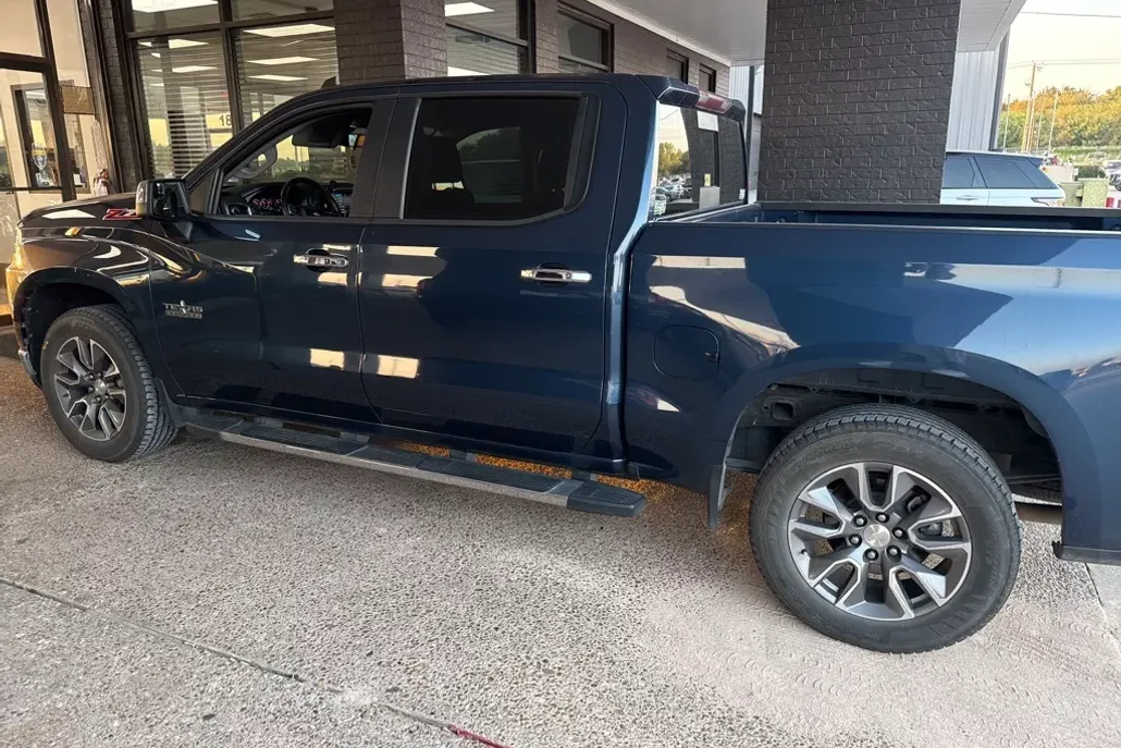 2019 Chevrolet Silverado 1500 LT photo 1