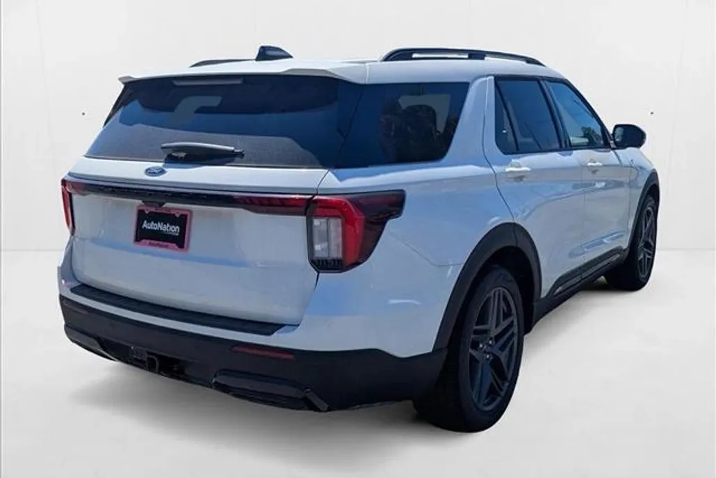 2025 Ford Explorer ST-Line photo 1
