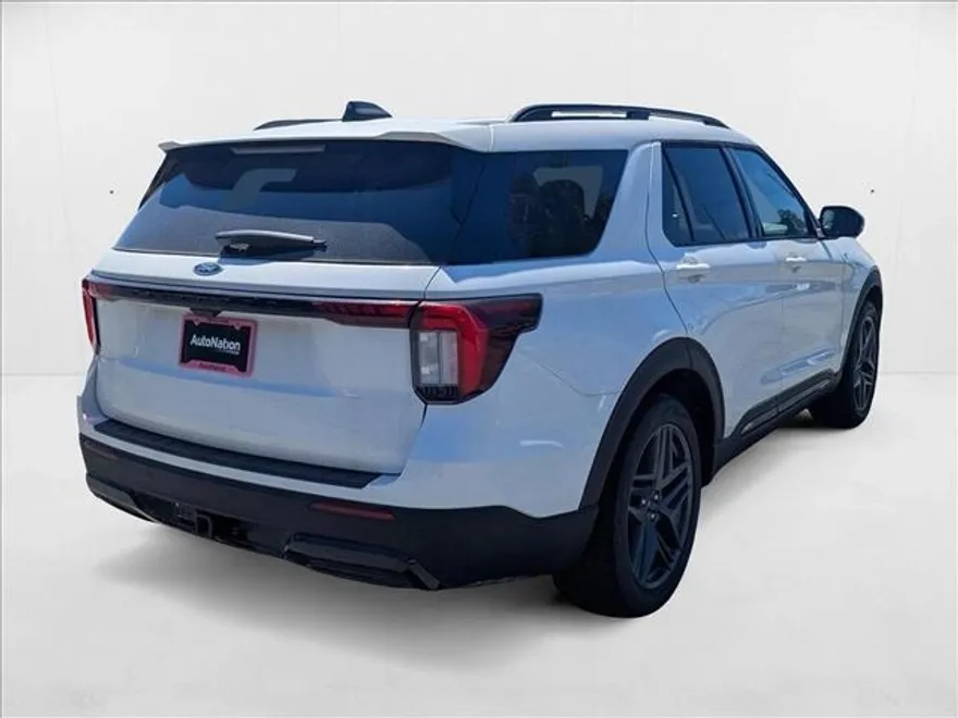 2025 Ford Explorer ST-Line photo 1